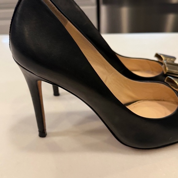 Vince Camuto Signature Black Leather Heels/ Pumps W/ Gold Bow Sz US 8 EU 38 - Picture 6 of 14